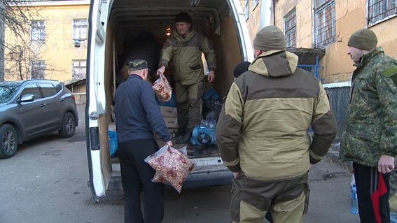 ВІННИЦЬКИХ ПРАВООХОРОНЦІВ В ЗОНІ АТО ПІДТРИМАЛИ ПІСНЯМИ ТА ПРОДОВОЛЬСТВОМ (ФОТО) (фото) - фото 3 ВІННИЦЬКИХ ПРАВООХОРОНЦІВ В ЗОНІ АТО ПІДТРИМАЛИ ПІСНЯМИ ТА ПРОДОВОЛЬСТВОМ (ФОТО) (фото) - фото 3