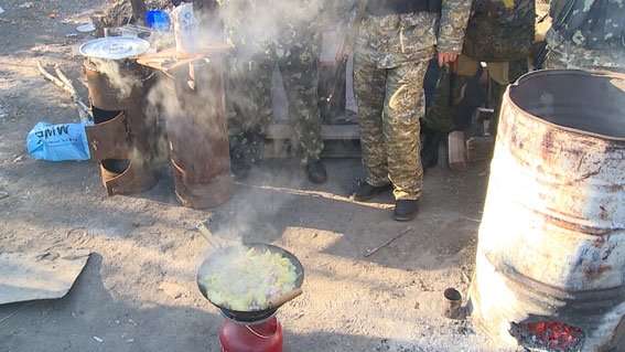 ВІННИЦЬКИХ ПРАВООХОРОНЦІВ В ЗОНІ АТО ПІДТРИМАЛИ ПІСНЯМИ ТА ПРОДОВОЛЬСТВОМ (ФОТО) (фото) - фото 4 ВІННИЦЬКИХ ПРАВООХОРОНЦІВ В ЗОНІ АТО ПІДТРИМАЛИ ПІСНЯМИ ТА ПРОДОВОЛЬСТВОМ (ФОТО) (фото) - фото 4