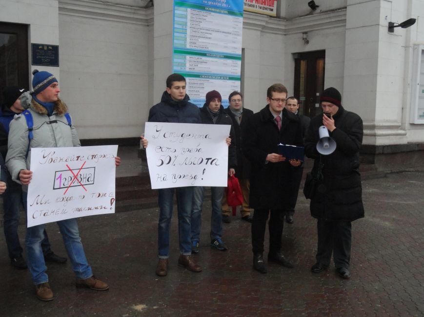 Молодежь Мариуполя поставила ультиматум властям города (ФОТОРЕПОРТАЖ) (фото) - фото 1 Молодежь Мариуполя поставила ультиматум властям города (ФОТОРЕПОРТАЖ) (фото) - фото 1
