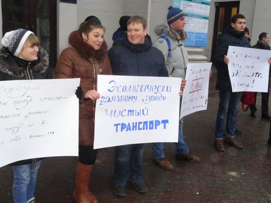 Молодежь Мариуполя поставила ультиматум властям города (ФОТОРЕПОРТАЖ) (фото) - фото 1 Молодежь Мариуполя поставила ультиматум властям города (ФОТОРЕПОРТАЖ) (фото) - фото 1