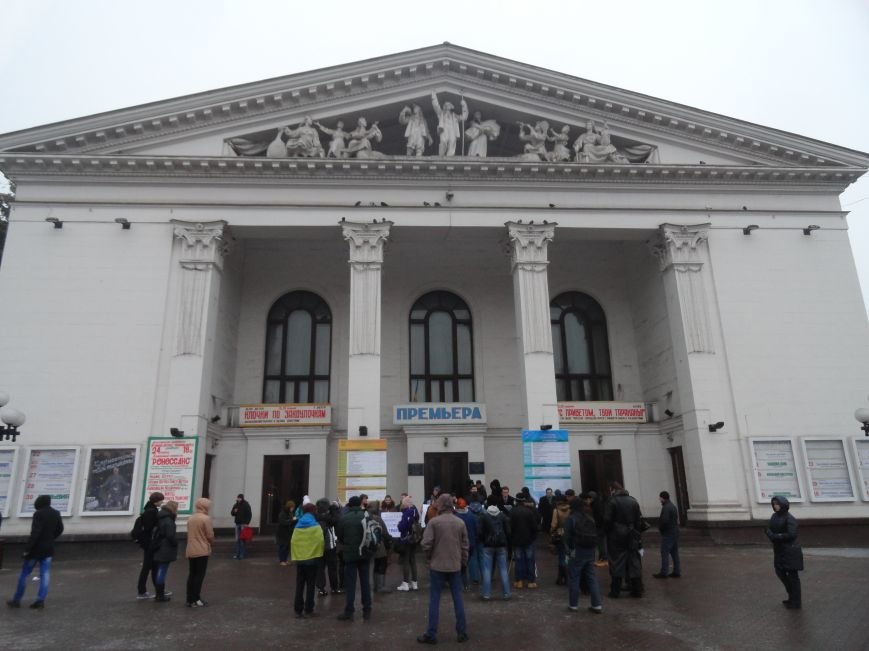 Молодежь Мариуполя поставила ультиматум властям города (ФОТОРЕПОРТАЖ) (фото) - фото 1 Молодежь Мариуполя поставила ультиматум властям города (ФОТОРЕПОРТАЖ) (фото) - фото 1