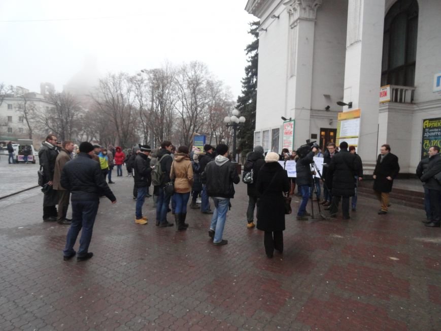 Молодежь Мариуполя поставила ультиматум властям города (ФОТОРЕПОРТАЖ) (фото) - фото 1 Молодежь Мариуполя поставила ультиматум властям города (ФОТОРЕПОРТАЖ) (фото) - фото 1