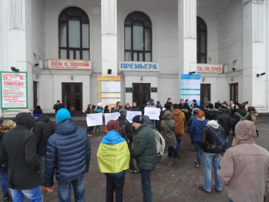Молодежь Мариуполя поставила ультиматум властям города (ФОТОРЕПОРТАЖ) (фото) - фото 1 Молодежь Мариуполя поставила ультиматум властям города (ФОТОРЕПОРТАЖ) (фото) - фото 1