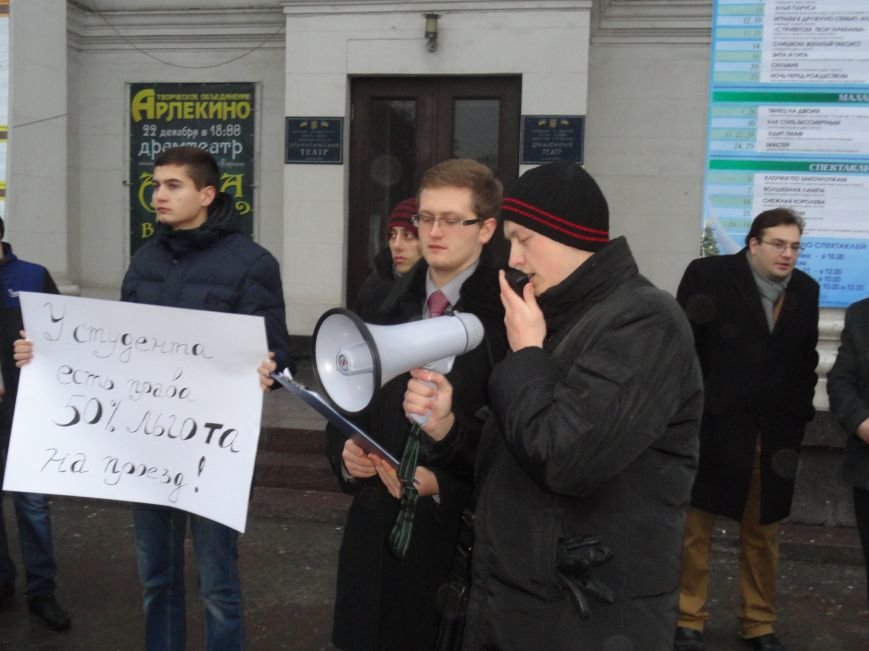 Молодежь Мариуполя поставила ультиматум властям города (ФОТОРЕПОРТАЖ) (фото) - фото 1 Молодежь Мариуполя поставила ультиматум властям города (ФОТОРЕПОРТАЖ) (фото) - фото 1