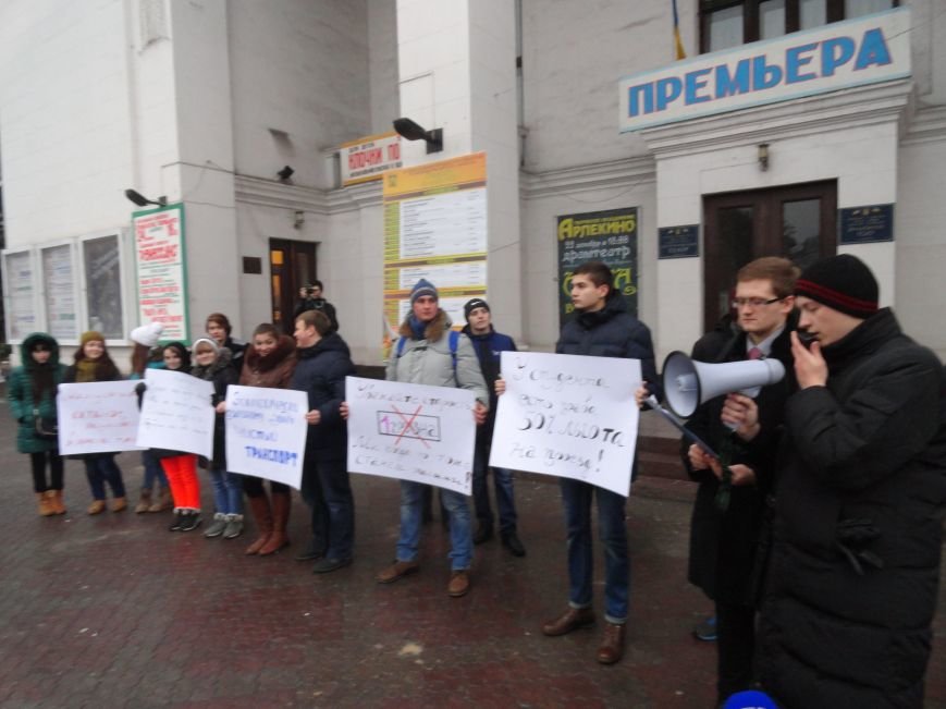 Молодежь Мариуполя поставила ультиматум властям города (ФОТОРЕПОРТАЖ) (фото) - фото 1 Молодежь Мариуполя поставила ультиматум властям города (ФОТОРЕПОРТАЖ) (фото) - фото 1