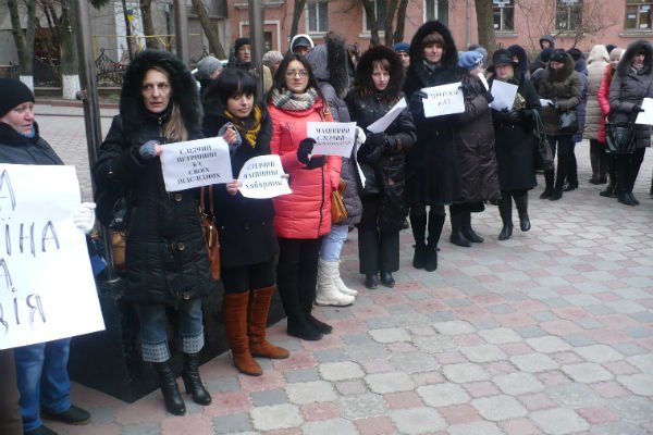 У Тернополі аптекарі, які пікетували міліцію заблокували вхід у приміщення (фото) (фото) - фото 1 У Тернополі аптекарі, які пікетували міліцію заблокували вхід у приміщення (фото) (фото) - фото 1