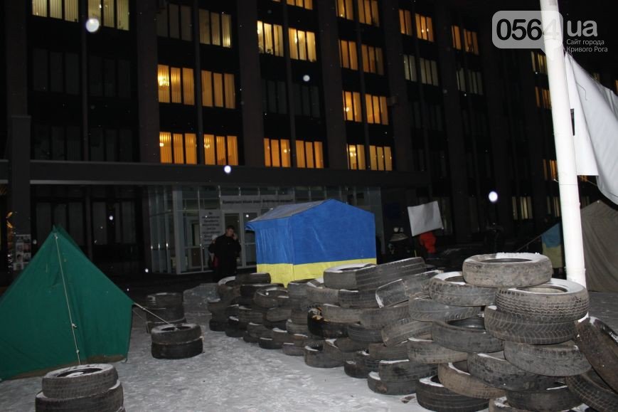 В Кривом Роге: пытались убить активиста, троллейбус врезался в ином... В Кривом Роге: пытались убить активиста, троллейбус врезался в иномарки, а Майдан расширяется (фото) - фото 3
