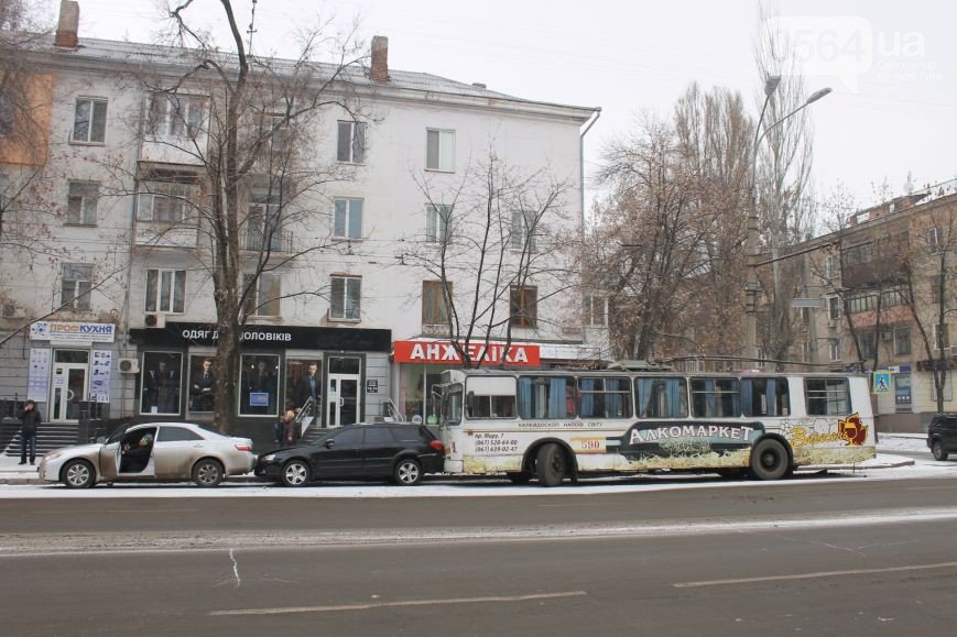В Кривом Роге: пытались убить активиста, троллейбус врезался в иномарки, а Майдан расширяется (фото) - фото 1 В Кривом Роге: пытались убить активиста, троллейбус врезался в иномарки, а Майдан расширяется (фото) - фото 1