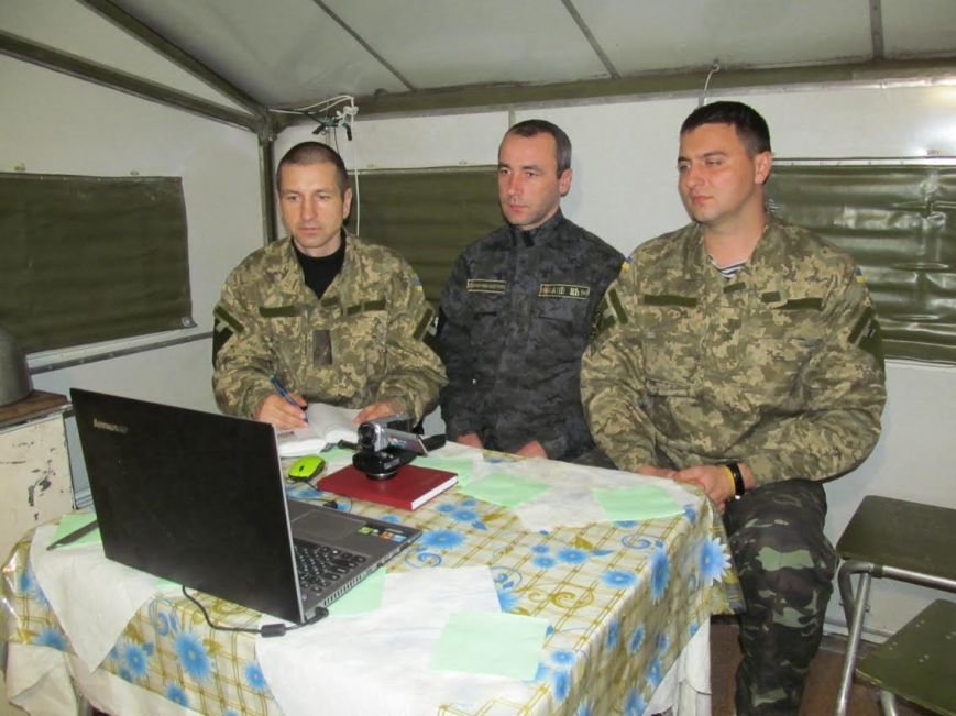 Защитников Мариуполя веселили дети из Харькова по skype-мосту (ФОТО) (фото) - фото 1 Защитников Мариуполя веселили дети из Харькова по skype-мосту (ФОТО) (фото) - фото 1