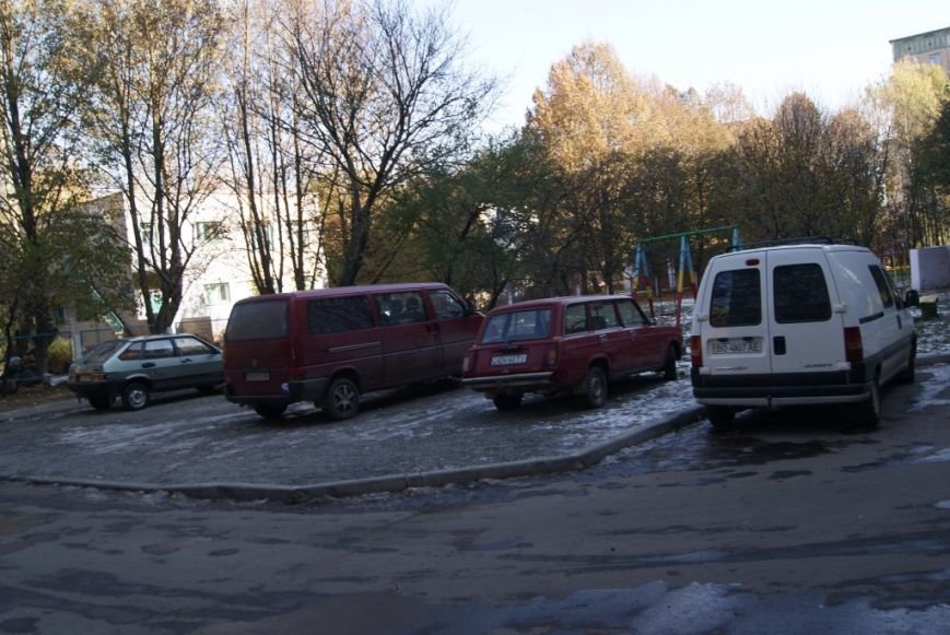 Як тернопільські комунальники ремонтують двори? (фото) (фото) - фото 1 Як тернопільські комунальники ремонтують двори? (фото) (фото) - фото 1