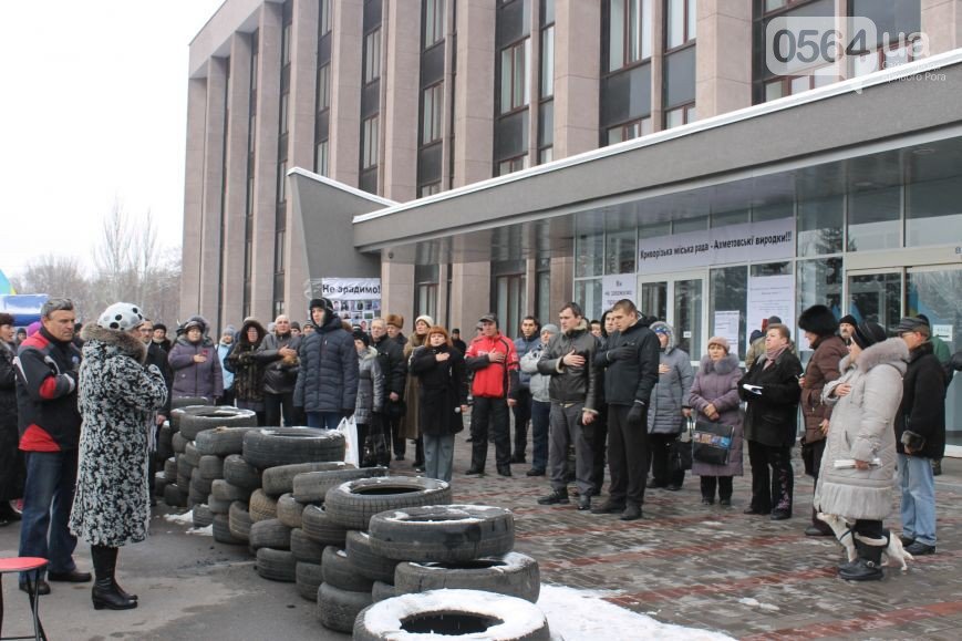 В Кривом Роге жители города продолжают акцию протеста, «черные мета... В Кривом Роге жители города продолжают акцию протеста, «черные металлисты» раскапывают трубы, а городские дороги замело снегом (фото) - фото 2