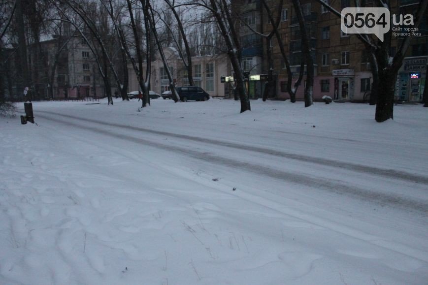 В Кривом Роге жители города продолжают акцию протеста, «черные мета... В Кривом Роге жители города продолжают акцию протеста, «черные металлисты» раскапывают трубы, а городские дороги замело снегом (фото) - фото 5