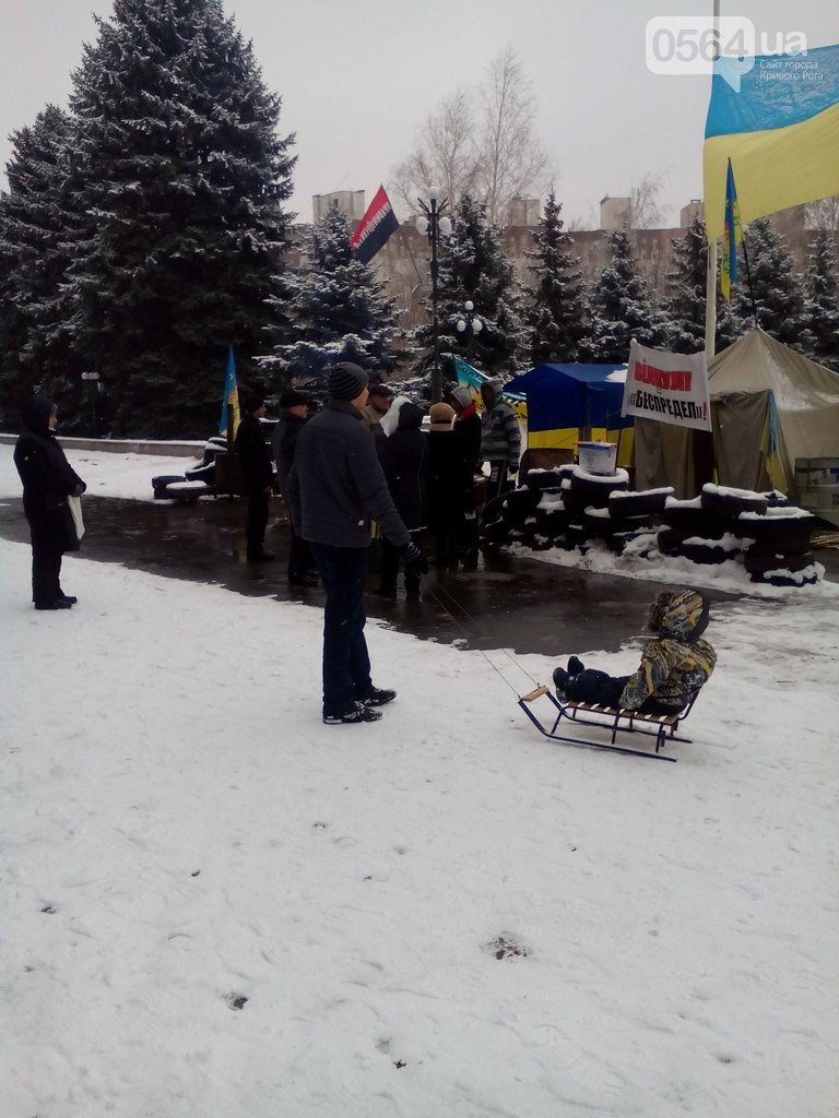 В Кривом Роге жители города продолжают акцию протеста, «черные мета... В Кривом Роге жители города продолжают акцию протеста, «черные металлисты» раскапывают трубы, а городские дороги замело снегом (фото) - фото 1