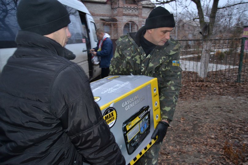 Криворожские волонтеры продолжают доставлять «гуманитарку» в самые опасные места (ФОТО) (фото) - фото 1 Криворожские волонтеры продолжают доставлять «гуманитарку» в самые опасные места (ФОТО) (фото) - фото 1