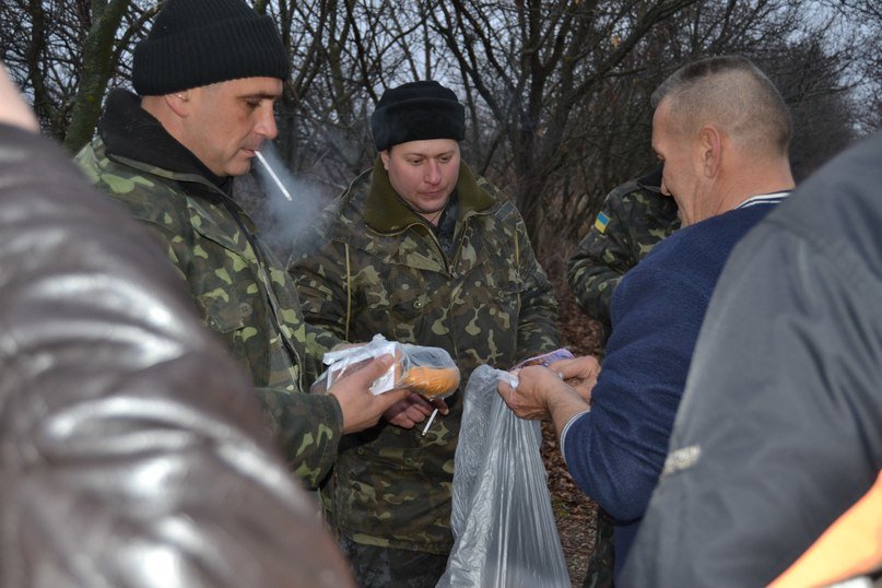 Криворожские волонтеры продолжают доставлять «гуманитарку» в самые опасные места (ФОТО) (фото) - фото 1 Криворожские волонтеры продолжают доставлять «гуманитарку» в самые опасные места (ФОТО) (фото) - фото 1