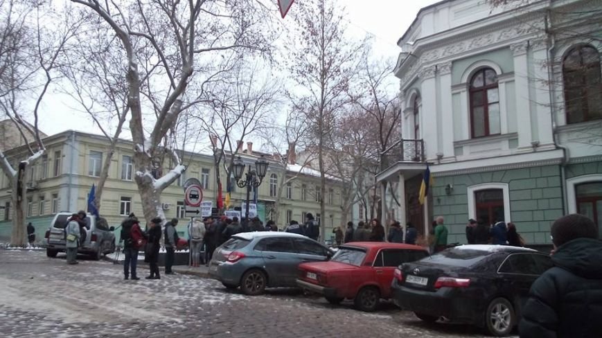 В Одессе на БРДМ пикетируют прокуратуру (ФОТО) (фото) - фото 1 В Одессе на БРДМ пикетируют прокуратуру (ФОТО) (фото) - фото 1