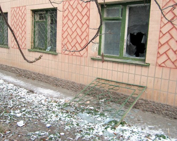 Неизвестный мужчина молотком разбил окна в Александрийской милиции (фото) - фото 1 Неизвестный мужчина молотком разбил окна в Александрийской милиции (фото) - фото 1