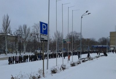 В Донецке начал работу пункт выдачи гуманитарной помощи для макеевчан (фото) - фото 2 В Донецке начал работу пункт выдачи гуманитарной помощи для макеевчан (фото) - фото 2