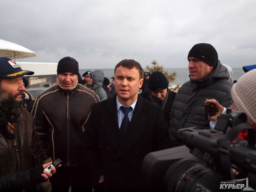 Мужчина с травматом на одесской Трассе здоровья оказался бывшим чиновником (фото) - фото 1 Мужчина с травматом на одесской Трассе здоровья оказался бывшим чиновником (фото) - фото 1