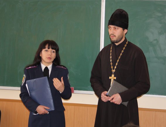 Кременчугские школьники поговорили с милицией и духовенством «по душам» (фото) - фото 1 Кременчугские школьники поговорили с милицией и духовенством «по душам» (фото) - фото 1