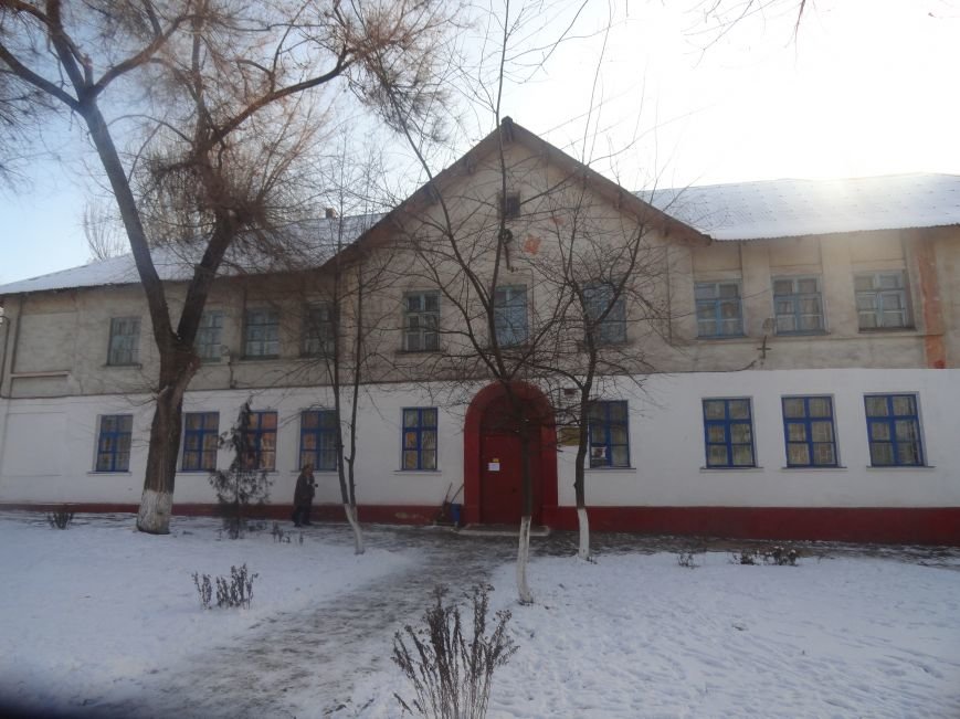 В мариуполе родители с детьми намерены блокировать здание Дома творчества детей и юношества (ФОТО+ВИДЕО) (фото) - фото 1 В мариуполе родители с детьми намерены блокировать здание Дома творчества детей и юношества (ФОТО+ВИДЕО) (фото) - фото 1