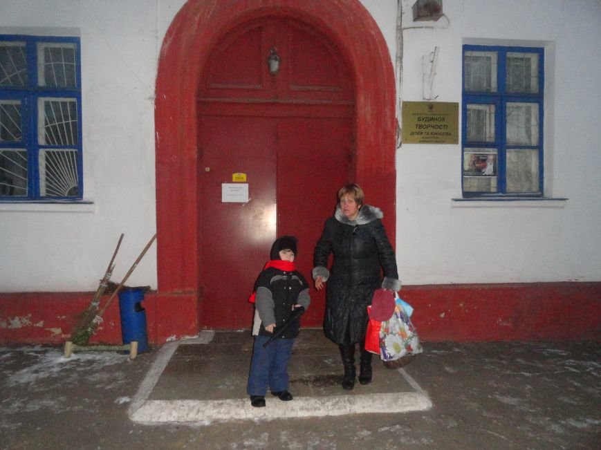 В Мариуполе хотят расформировать Дом творчества детей. Родители блокируют действия чиновников (ФОТО+ВИДЕО+ДОПОЛНЕНО) (фото) - фото 2 В Мариуполе хотят расформировать Дом творчества детей. Родители блокируют действия чиновников (ФОТО+ВИДЕО+ДОПОЛНЕНО) (фото) - фото 2