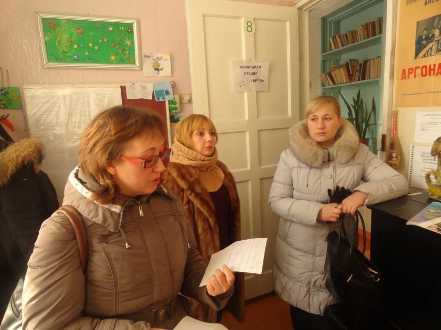В мариуполе родители с детьми намерены блокировать здание Дома творчества детей и юношества (ФОТО+ВИДЕО) (фото) - фото 1 В мариуполе родители с детьми намерены блокировать здание Дома творчества детей и юношества (ФОТО+ВИДЕО) (фото) - фото 1