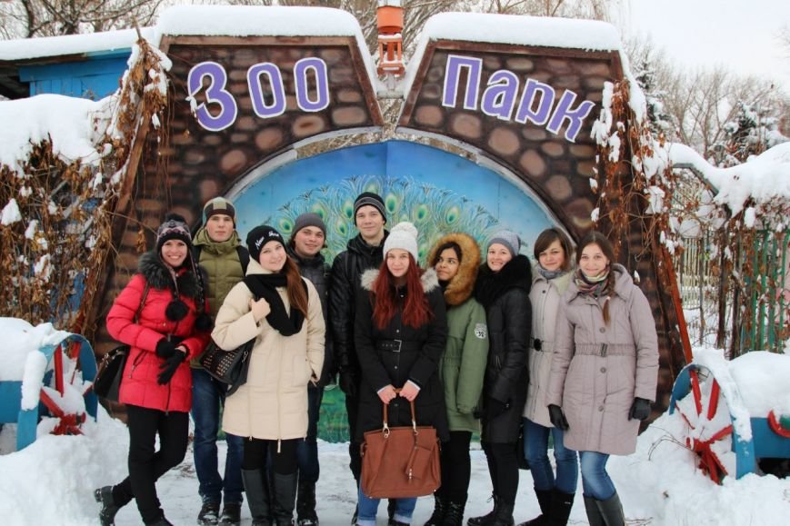 Луганские студенты помогли животным зоопарка (фото) - фото 1 Луганские студенты помогли животным зоопарка (фото) - фото 1