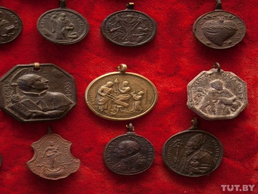 Под Гродно ксендз коллекционирует медальоны: «По медальона..., фото-13 Под Гродно ксендз коллекционирует медальоны: «По медальонам можно определить популярность святых» (Фото), фото-13