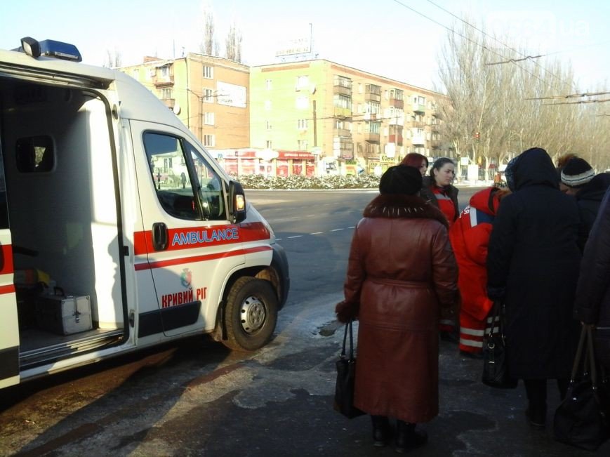 В Кривом Роге: прохожие спасли жизнь женщине, Катриченко отчитался об очистке дорог, а два вуза хотят выйти из состава КНУ (фото) - фото 1 В Кривом Роге: прохожие спасли жизнь женщине, Катриченко отчитался об очистке дорог, а два вуза хотят выйти из состава КНУ (фото) - фото 1