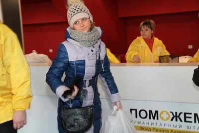 Неиссякаемым потоком: макеевчане получают помощь на ледовой арене «Дружба» (фото) - фото 2 Неиссякаемым потоком: макеевчане получают помощь на ледовой арене «Дружба» (фото) - фото 2