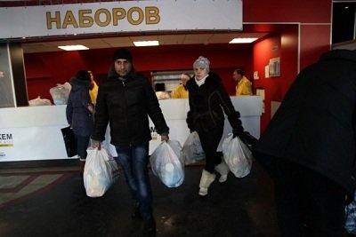Неиссякаемым потоком: макеевчане получают помощь на ледовой арене «Дружба» (фото) - фото 2 Неиссякаемым потоком: макеевчане получают помощь на ледовой арене «Дружба» (фото) - фото 2