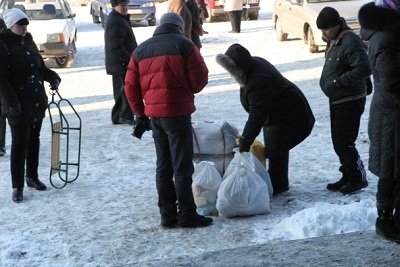 Неиссякаемым потоком: макеевчане получают помощь на ледовой арене «Дружба» (фото) - фото 2 Неиссякаемым потоком: макеевчане получают помощь на ледовой арене «Дружба» (фото) - фото 2