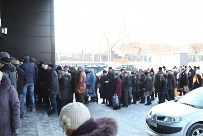 Неиссякаемым потоком: макеевчане получают помощь на ледовой арене «Дружба» (фото) - фото 2 Неиссякаемым потоком: макеевчане получают помощь на ледовой арене «Дружба» (фото) - фото 2