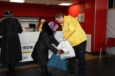 Неиссякаемым потоком: макеевчане получают помощь на ледовой арене «Дружба» (фото) - фото 1 Неиссякаемым потоком: макеевчане получают помощь на ледовой арене «Дружба» (фото) - фото 1