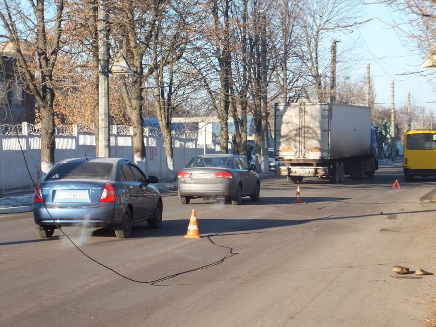 В Кировограде произошло необычное ДТП с участием троллейбуса и маршрутки (фото) (фото) - фото 1 В Кировограде произошло необычное ДТП с участием троллейбуса и маршрутки (фото) (фото) - фото 1
