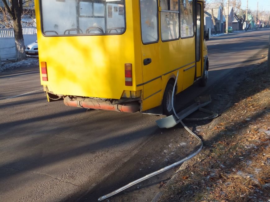 В Кировограде произошло необычное ДТП с участием троллейбуса и маршрутки (фото) (фото) - фото 1 В Кировограде произошло необычное ДТП с участием троллейбуса и маршрутки (фото) (фото) - фото 1