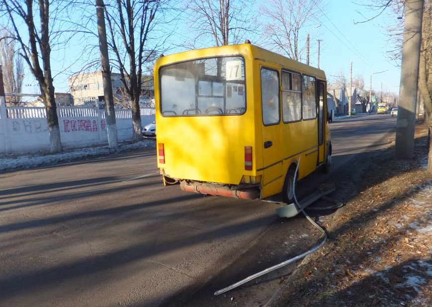В Кировограде произошло необычное ДТП с участием троллейбуса и маршрутки (фото) (фото) - фото 1 В Кировограде произошло необычное ДТП с участием троллейбуса и маршрутки (фото) (фото) - фото 1