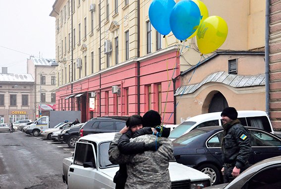 У Чернівці повернулися 6 правоохоронців із зони АТО (фото) - фото 1 У Чернівці повернулися 6 правоохоронців із зони АТО (фото) - фото 1