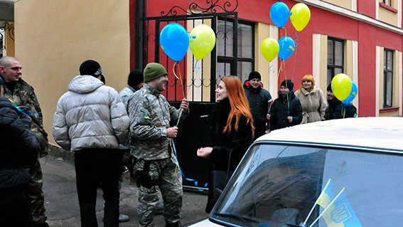 У Чернівці повернулися 6 правоохоронців із зони АТО (фото) - фото 1 У Чернівці повернулися 6 правоохоронців із зони АТО (фото) - фото 1