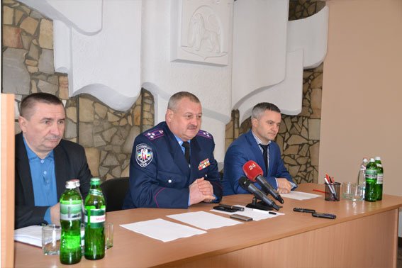 Через «Ніч Гніву», львівські міліціонери працюють у холодних підвалах (ФОТО) (фото) - фото 3 Через «Ніч Гніву», львівські міліціонери працюють у холодних підвалах (ФОТО) (фото) - фото 3