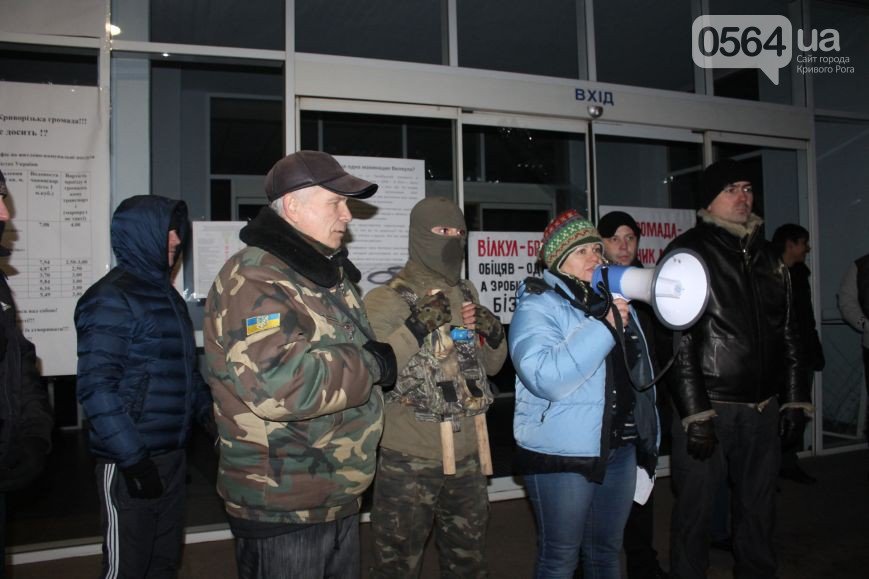 В Кривом Роге протестующие под горисполкомом начали принимать заявки на должность заммэра, а волонтеры отмечали свой праздник (фото) - фото 1 В Кривом Роге протестующие под горисполкомом начали принимать заявки на должность заммэра, а волонтеры отмечали свой праздник (фото) - фото 1