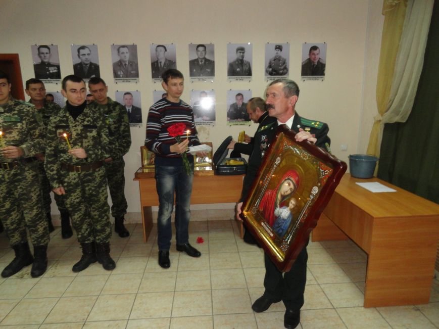 В день ВСУ у пограничников Мариуполя прошел молебен памяти погибших воинов (ФОТОРЕПОРТАЖ) (фото) - фото 3 В день ВСУ у пограничников Мариуполя прошел молебен памяти погибших воинов (ФОТОРЕПОРТАЖ) (фото) - фото 3