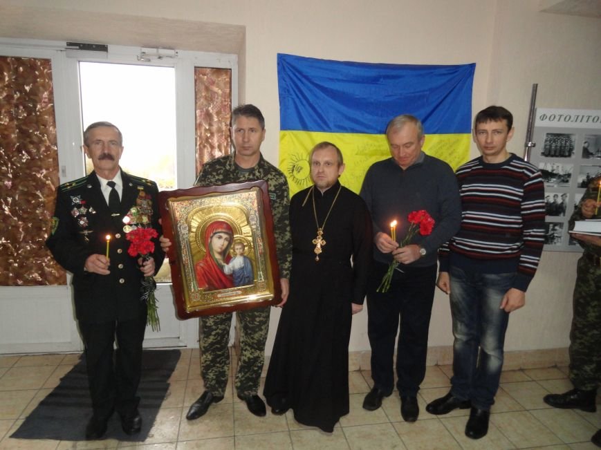 В день ВСУ у пограничников Мариуполя прошел молебен памяти погибших воинов (ФОТОРЕПОРТАЖ) (фото) - фото 4 В день ВСУ у пограничников Мариуполя прошел молебен памяти погибших воинов (ФОТОРЕПОРТАЖ) (фото) - фото 4