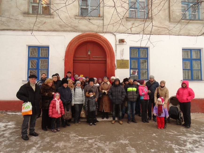 В Мариупполе родители остановили выселение Дома творчества детей, намечавшийся на сегодня (ФОТО+ВИДЕО) (фото) - фото 2 В Мариупполе родители остановили выселение Дома творчества детей, намечавшийся на сегодня (ФОТО+ВИДЕО) (фото) - фото 2