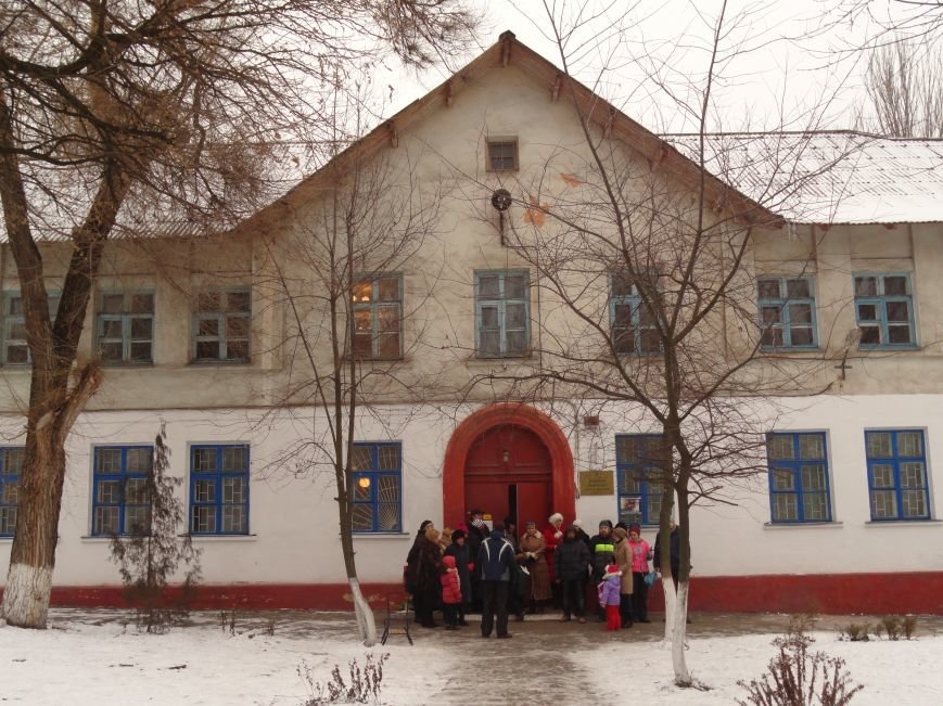 В Мариупполе родители остановили выселение Дома творчества детей, намечавшийся на сегодня (ФОТО+ВИДЕО) (фото) - фото 1 В Мариупполе родители остановили выселение Дома творчества детей, намечавшийся на сегодня (ФОТО+ВИДЕО) (фото) - фото 1