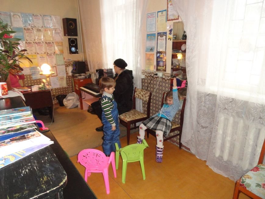 В Мариупполе родители остановили выселение Дома творчества детей, намечавшийся на сегодня (ФОТО+ВИДЕО) (фото) - фото 1 В Мариупполе родители остановили выселение Дома творчества детей, намечавшийся на сегодня (ФОТО+ВИДЕО) (фото) - фото 1