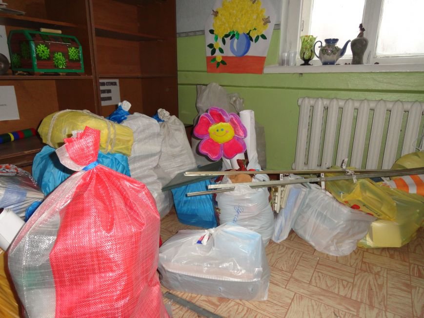 В Мариупполе родители остановили выселение Дома творчества детей, намечавшийся на сегодня (ФОТО+ВИДЕО) (фото) - фото 1 В Мариупполе родители остановили выселение Дома творчества детей, намечавшийся на сегодня (ФОТО+ВИДЕО) (фото) - фото 1