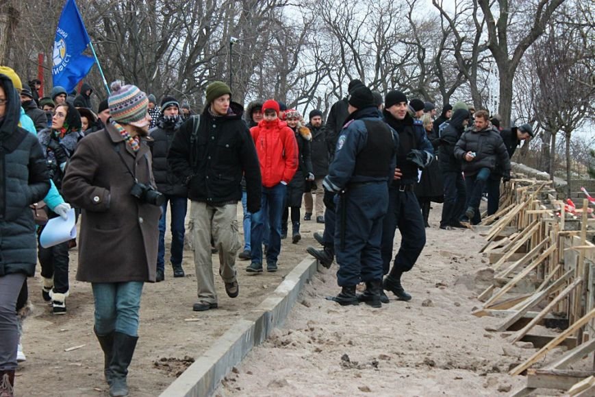 В Одессе борцы за Ланжерон в качестве протеста сожгли автомобиль. Пока картонный (ФОТО) (фото) - фото 6 В Одессе борцы за Ланжерон в качестве протеста сожгли автомобиль. Пока картонный (ФОТО) (фото) - фото 6