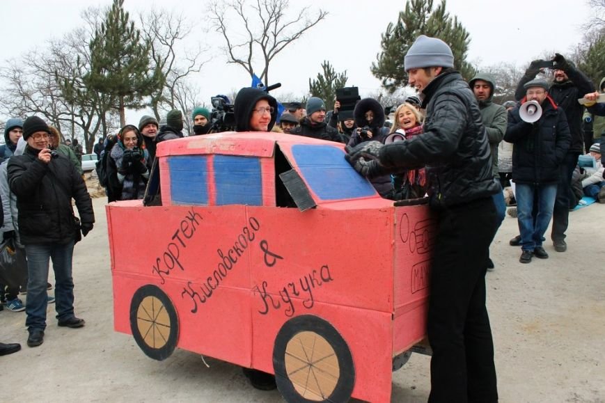 В Одессе борцы за Ланжерон в качестве протеста сожгли автомобиль. Пока картонный (ФОТО) (фото) - фото 6 В Одессе борцы за Ланжерон в качестве протеста сожгли автомобиль. Пока картонный (ФОТО) (фото) - фото 6